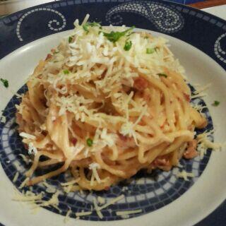 dcuteOya's tweet photo. Spagetthy Carbonara ala chef Oya wid @fenifefenoyy @rachrinii http://t.co/yH9YHOKSMI