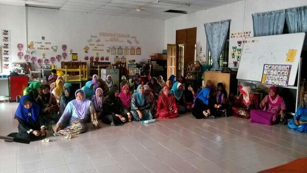 Sebhg hadirin Prog Salam Sayang Wanita Sembrong di Kg Melayu Chamek.. <a href="/HishammuddinH2O/">Hishammuddin Hussein 🇲🇾</a> <a href="/linasembrong/">Noraslina DZA</a> <a href="/musalmah7559/">Musalmah</a>