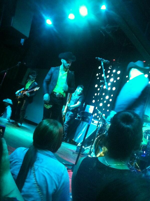 _anny_liceaa's tweet photo. Second Vday Date #MyBoyfriendIsBetterThanYours 😘❤ #Canarios http://t.co/VjLEYDXz0M