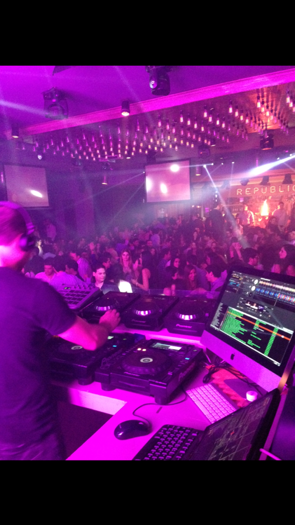 RepublicaSP's tweet photo. This is how we do it #RepublicaSp #valentines #Saturday #Night #party http://t.co/kh0MDhOFAB