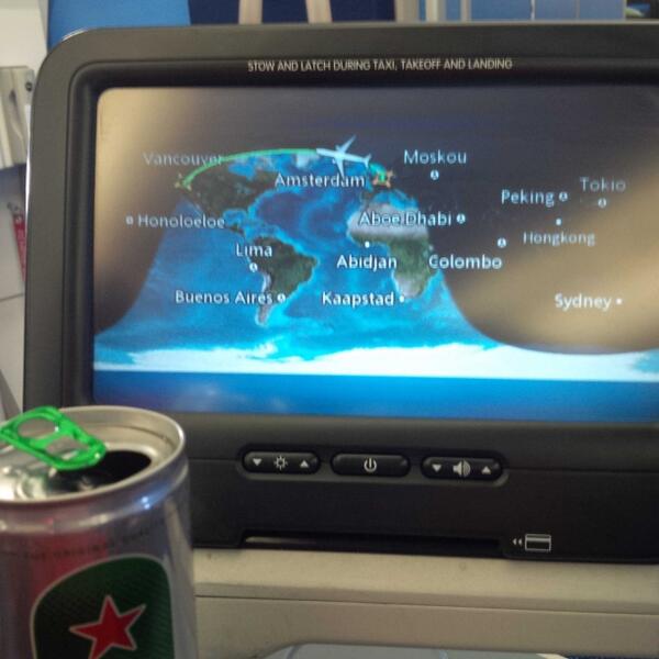 darc23's tweet photo. @KLM #3coursemeals #allyoucandrink #freemovies You guys make flying half way around the world a Picnic :) FLY@KLM ppl http://t.co/5s8iVgjRtr