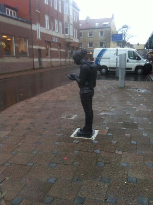 anna_mrtensson's tweet photo. Enligt mina arbetskamrater har jag en egen staty i Ängelholm. #kinnarpsinterior http://t.co/7kCIDCtWrl