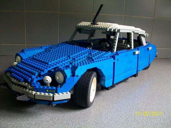 2 x legendarisch design in 1 beeld, Citroën DS en Lego. Foto v. Ton Spruijt @sprintprintbv (<a href="/CitroenNL/">Citroën Nederland</a> <a href="/LEGO_Group/">LEGO</a>)