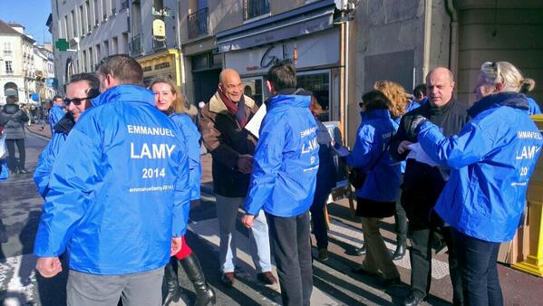 Ce matin au marché à <a href="/StGermainLaye/">St-Germain-en-Laye</a>  une équipe unie et active autour @emmanuellamy #Lamy2014 #Municipales2014