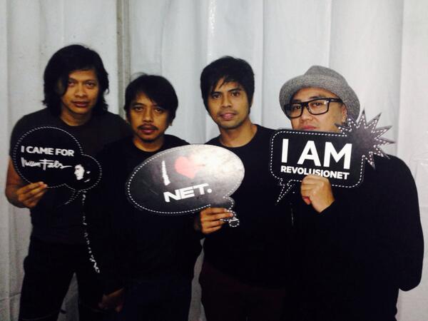 netmedia_info's tweet photo. Gimana duet @GIGI_Band dengan bang @iwanfals di #NETKonserBandung ???
Pecah nggak ya????? http://t.co/lnSHGveBhc