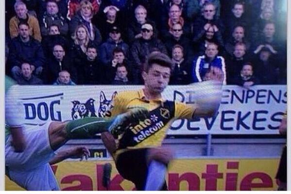 StudioSporf's tweet image. KNVB Scheidsrechters examen:

Is dit hands?
A. Ja
B. Nee
C. Is dit tegen Feyenoord?