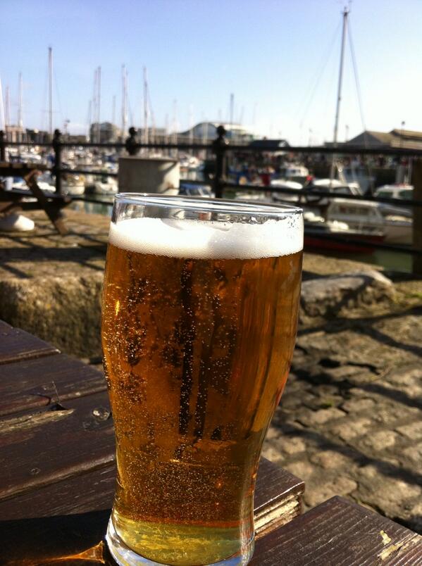 Neivarubi's tweet photo. Qué bien sientan unas birritas disfrutando del SOL en el puerto de Plymouth eh? @Guille_perla @N1CO_S http://t.co/JDIMOXzcyX