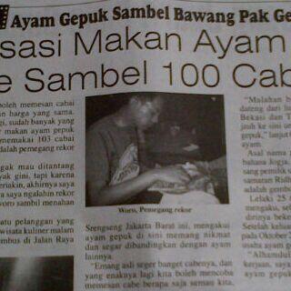 PakGembus's tweet photo. Ayam Gepuk Pak Gembus launching di Harian Lampu Hijau Edisi Minggu, 16 Feb'14. @pedasgilatrans @RajaPedas1 @PakBondan http://t.co/dL14KRSbIx