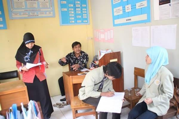 Nhah skrg pas kita di  SMA N 1 Karangreja, pengarahan dari slh stu bpk guru disana :)