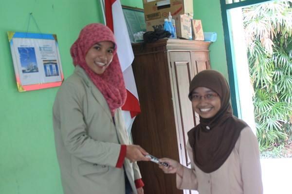 ngasih setiker <a href="/sma1pbg_ID/">SMAN 1 PURBALINGGA</a> moga 20 th lagi bisa ngasih ilmu+buku+blablabla wkwkwkw