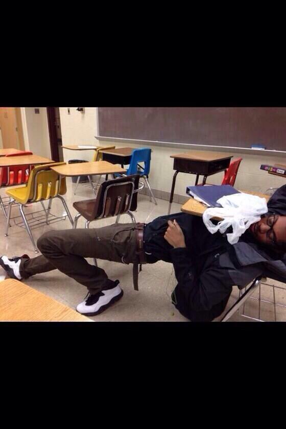 SantiVatt's tweet photo. Se te cae una lapicera en clase http://t.co/6AybKu12i2