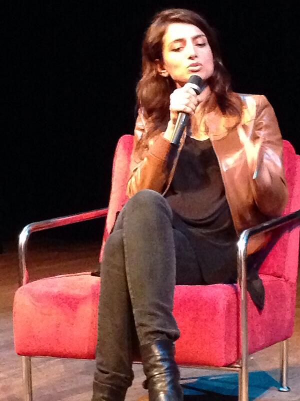 Kijk: de Noorse d. Kahn, popster, kindster, fotomodel, documentaire maakster slachtoffer van eergerelateerd geweld.