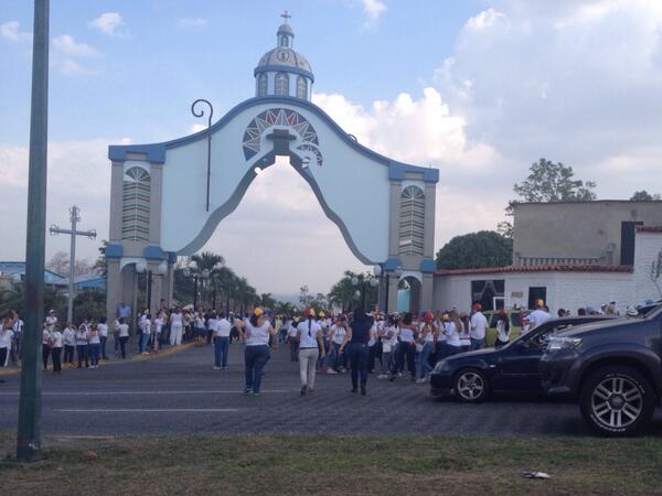 En #Barquisimeto inicia la concertación a la entrada de #SantaRosa para protestar en contra de Maduro <a href="/elimpulsocom/">Elimpulso.com</a>