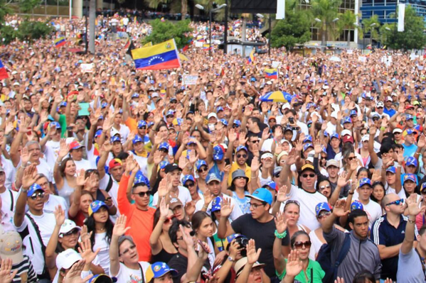 ReinaldoProfeta's tweet photo. Pueblo llenó la Francisco de Miranda http://t.co/VxTsxBgDwq