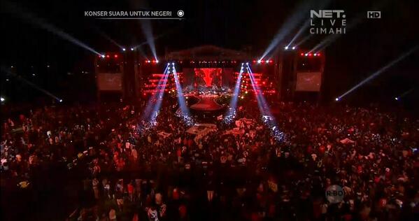 netmedia_info's tweet photo. Semakin malam semakin pecah! Seruuuu ya.. #NETKonserBandung http://t.co/v0KlxJHVAI