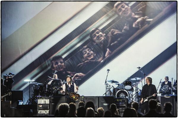PaulMcCartney's tweet photo. More photos to come tomorrow from the @CBS salute to @thebeatles in a special collection on http://t.co/rCpNAwNVSp! http://t.co/k5sAyV56dF