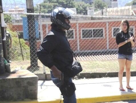 Fotos de presunto GNB con su arma en la mano frente a concentración frente CICP-Mérida