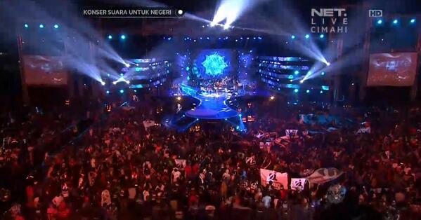 netmedia_info's tweet photo. Oemar Bakri.. Oemar Bakri pegawai negeri.. Oemar Bakri.. Oemar Bakri 40 tahun mengabdi.. #NETKonserBandung http://t.co/iMw0hQDX0r
