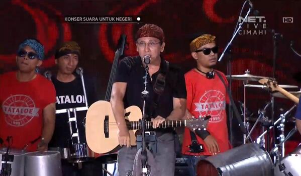 mdtvindonesia's tweet photo. Terimakasih telah sama-sama beri Suara Untuk Negeri bareng @iwanfals di #NETKonserBandung Indonesia, Jayalah Selalu! http://t.co/XtGcpeRPDK
