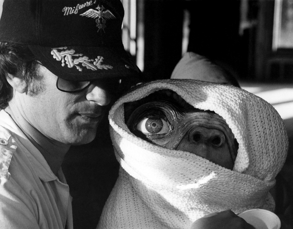 CCinephilia's tweet image. Behind the scenes on E.T. THE EXTRA-TERRESTRIAL (1982) w/ Steven Spielberg &amp;amp; E.T. v/ @filmfest