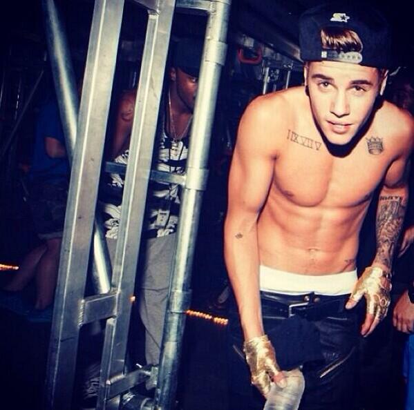 explicitboys's tweet photo. Justin Bieber is hot 😍😍 http://t.co/GdUQRt0T2U