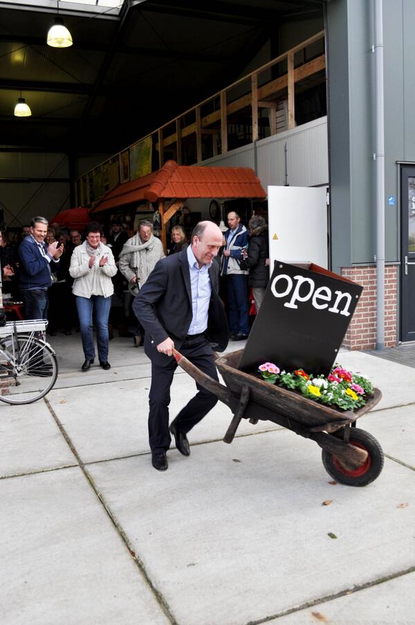 seinelok's tweet photo. Gisteren nieuwe kringloopwinkel in Vlagtwedde geopend. 
Ik wens Gerrit en Ulla veel succes! #evenkieken http://t.co/mVsbCL1XJH