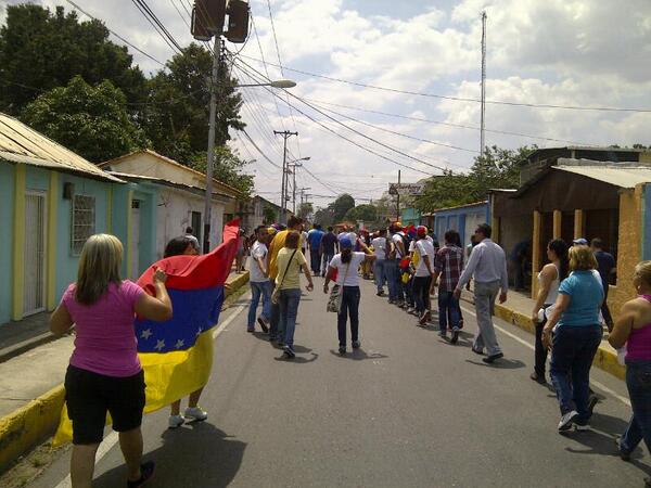 omyparram's tweet photo. A esta hora Tinaquillo Cojedes presente #16FVnzlaEnlaCalleNicolásPaElCoñoTeVas http://t.co/CnFLr5DyqW