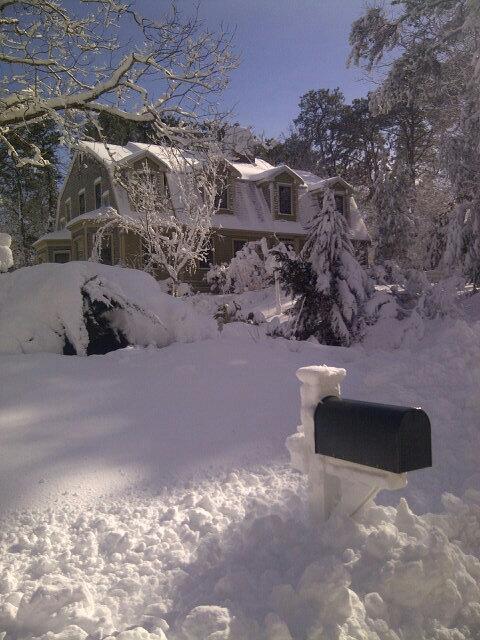 MediaMan2009's tweet photo. #BuriedinSnow #SandwichMA #15Inches #LostElectric #ComcastOut #NoInternet #NoPhone #NoTV back 2 stone age Kudos2NSTAR http://t.co/Cv9SkD8eO2