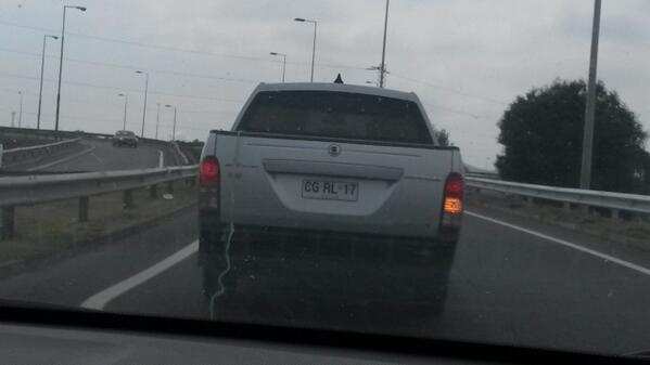 _nachaulloa's tweet photo. Esta camioneta acaba de botar un perro en la costanera!! INDIGNANTE @biobio @canal24horas @infobiobio http://t.co/5Xfq9CVS6S