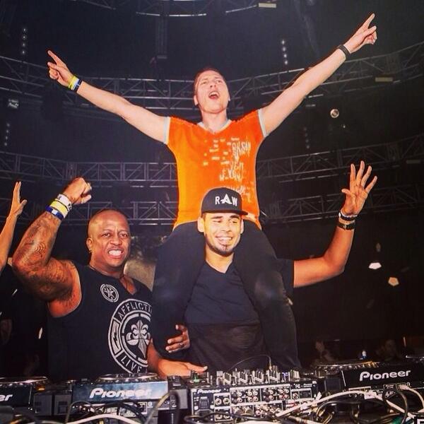 tiesto's tweet photo. So much fun riding @djafrojack 's shoulders and we still manage to mix flawless!! http://t.co/lC0N3DC689