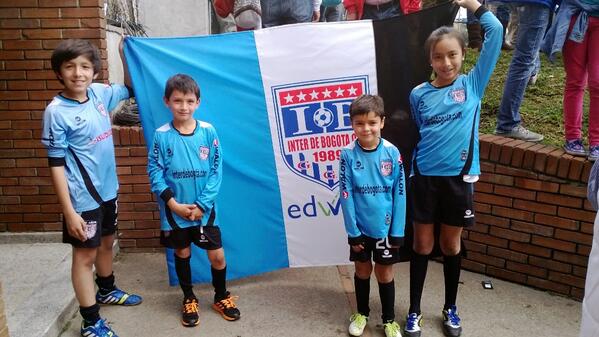 El grupo de niños que ingresa al estadio con su equipo