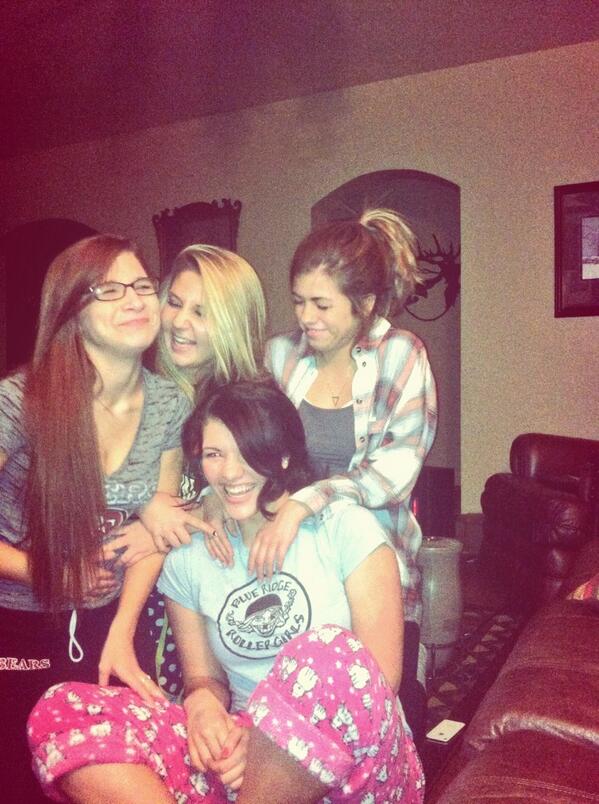 __MamaRogers's tweet image. Girls and wine just go together good. #MyLovers #fartz 🍷👯👭 @KristaaLeigh @Hannyy_1888 @BethanieHaney