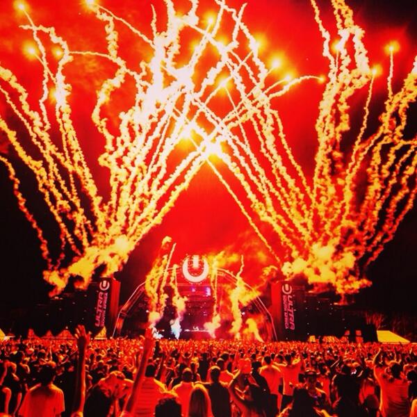 tiesto's tweet photo. #RedLights http://t.co/zXe7XqPBJt