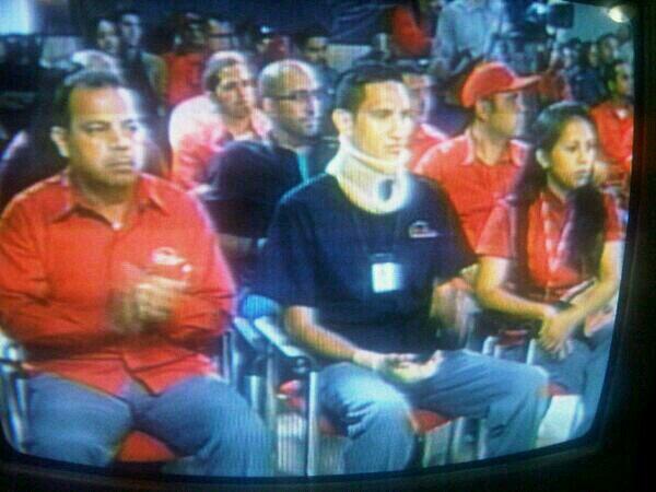 Gretthel's tweet photo. Que alguien le diga al pana q se puso el collarín al revés! Que falso eres Nicolás y todo tu gobierno! #SOSVenezuela http://t.co/S6neeFeTYn