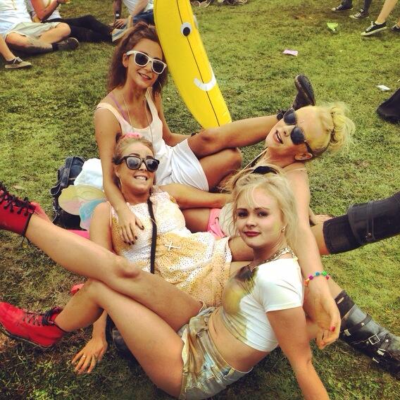 toni_2_the_base's tweet photo. The best times with the best people and fruit 🍌@jessiebabyx @banana_simon http://t.co/SSkDVil9vD
