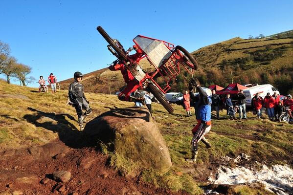 Trialworld's tweet image. Los hay que están un poco locos haciendo sidetrial ;-)  / Some crazy riders with a trials sidecar ;-)