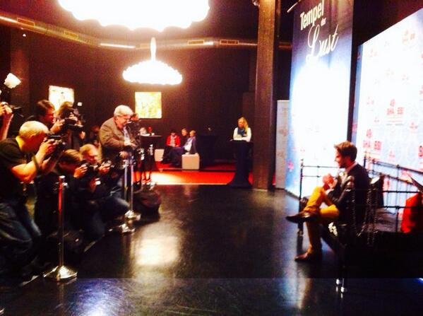 simongincberg's tweet photo. Bitte lächeln.. ;) Schöne Grüße aus dem Capitol-Theater &amp; Euch noch einen schönen Wochenendausklang, Simon #50shades http://t.co/VqyUSvDbHC
