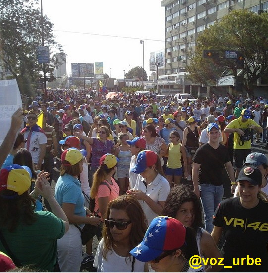 ESPERANZA__VZLA's tweet photo. 5:30pm #MARACAIBO Los que faltaban por llegar, 5 de Julio con San Martin entrando a Plaza Republica #16F http://t.co/G84iIl5pF1