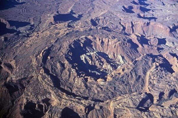 Самый большой кратер на планете. Кратер Аорунга Чад. Метеоритный кратер Аорунга (Aorounga Crater). Кратер это в геологии. Кратер земли Уилкса.