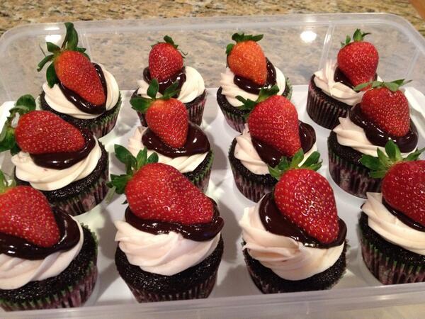 JeanMendenhall's tweet photo. Strawberry chocolate cupcakes:) http://t.co/158n249v5m
