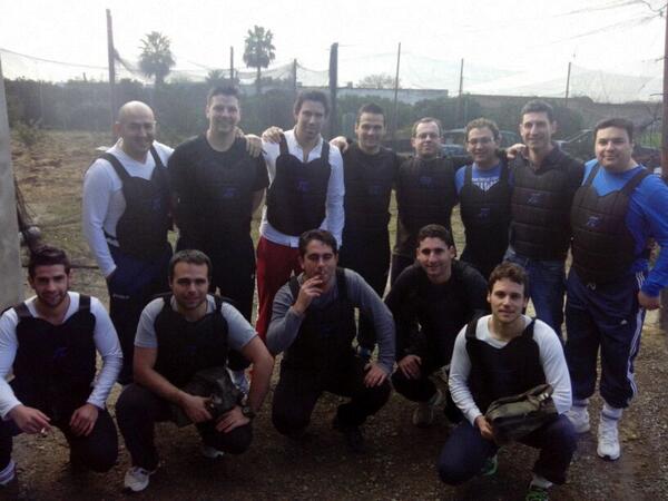josemuchobetis's tweet photo. Una de hoy de un gran dia en el paint ball!! Como se mete uno en el papel jajaja http://t.co/SZEZo86V2o