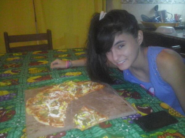 paulabyorkman13's tweet image. Comiendo pizza @Pauu099. Te amooo fierraaa