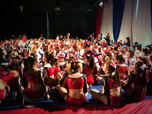 IASflash's tweet image. Awards are NOW! The beautiful J4 ladies are being patient and SINGING loud! #needlessons #howlingdog 🗻⚡️👏😀