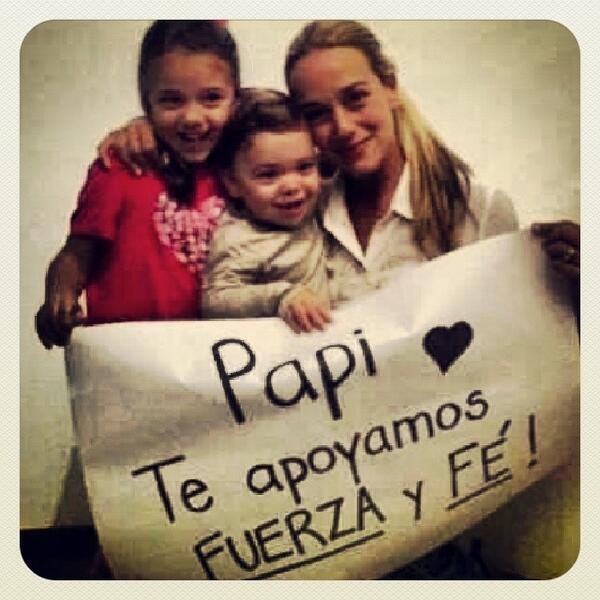 VzlaBastaYa's tweet image. QUE PESO TIENE ESTA FOTO EN VENEZUELA #Resistencia18F #VenezuelaDeBlanco