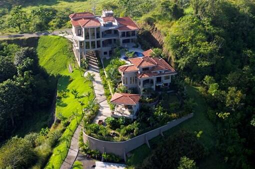 AmazingREPix's tweet image. Amazing Costa Rica hillside mansion