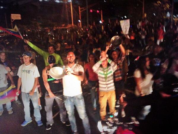 fariasjoseluis's tweet photo. "@maddy_m_love: Autopista Prados del Este a la altura de Santa Fe 19:55 pm #SOSVenezuela la lucha está en la calle! http://t.co/xGF3fnBsEA"