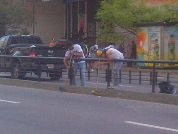 SaveVenezuela's tweet photo. Students woke up early today to clean the streets of Chacao (Caracas) after last night's protests

#SaveVenezuela http://t.co/9PV5AQ30kC