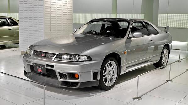 DiversityofCars's tweet photo. 【Skyline GT-R (Nissan)】
’95年に誕生した4代目R33型は、当時「GT-Rに勝つにはGT-Rでなければ勝てない」と言われたR32型のニュルでの記録を21秒も縮め「マイナス21秒のロマン」と宣伝された。 https://t.co/NJZCUJ2GPP