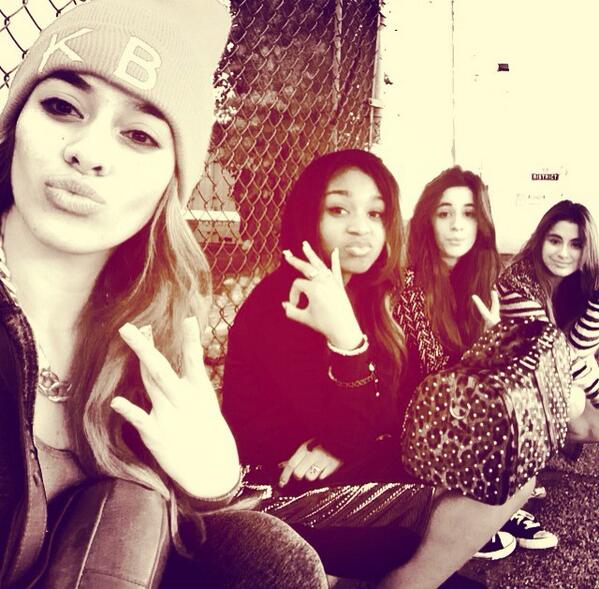 dinahjane's tweet photo. Playing leap frog http://t.co/FdqgnsKs3p