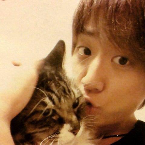 neeeews__share's tweet photo. ハロー★
小山慶一郎です！みんな昨日は行列見てくれたかなー？俺のコメント…、期待しすぎ！笑
バレンタインは妻達からたくさんもらっちゃった♡皆は大好きな人に気持ち伝えられた？ラブラブ？うん、俺もラブラブ♡こんなにくっつちゃうくらいね♡ http://t.co/9kCxpIQ2vx